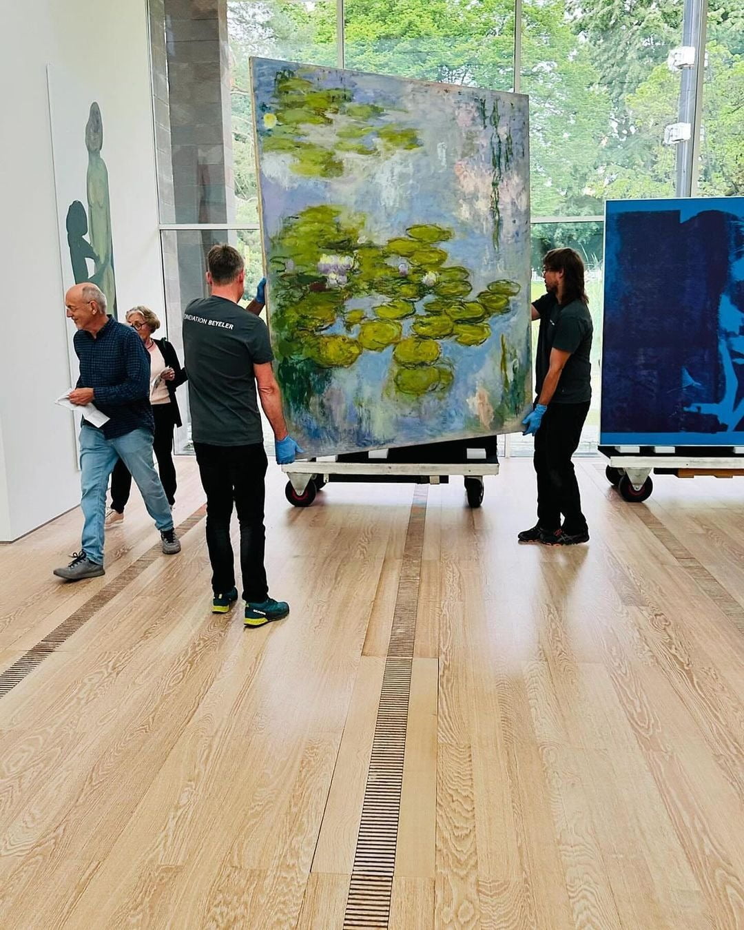 전시장이 관람객들로 붐비는 가운데, 갤러리 직원들이 모네의 그림을 옮기고 있다. 컬렉션들은 전시 기간 동안에도 시도 때도 없이 위치를 여러 번 바꾼다. (c)Beyeler Foundation 
