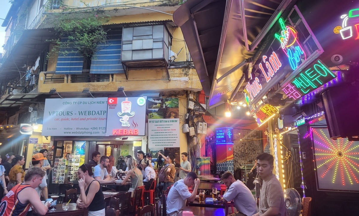베트남 하노이 타히엔 거리 전경. 한글 상호 간판을 크게 내건 가게가 보인다.사진=안혜원 기자