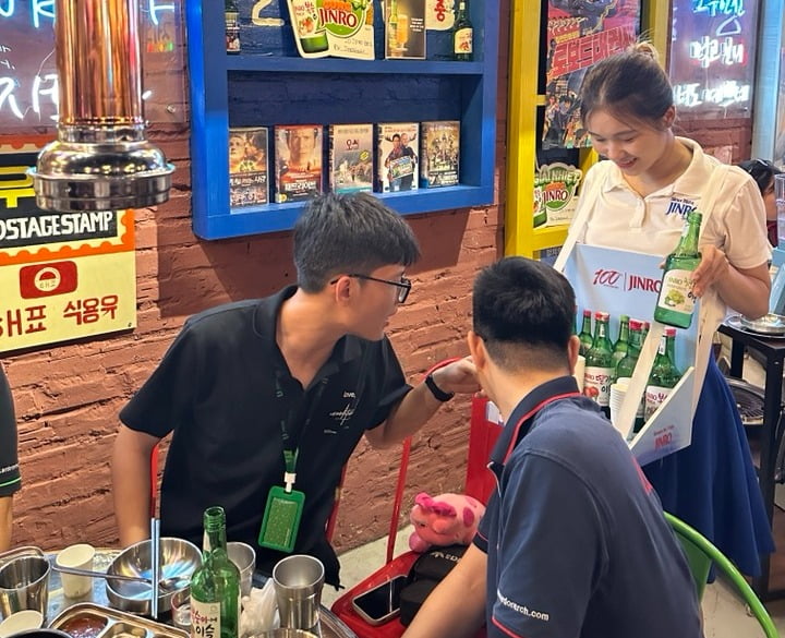 하노이 맥주거리에서 진로(JINRO) 프로모션팀이 판촉 활동을 펼치고 있다. 사진=하노이 공동취재단