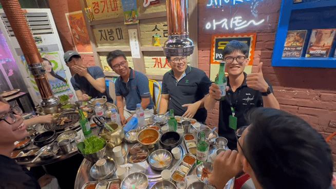 베트남 하노이 타히엔 거리의 한 가게에서 베트남 젊은 층들이 한국 소주를 마시며 모임을 즐기고 있다. 영상=하노이 공동취재단