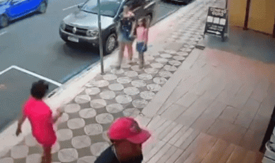 걸어가던 아이 얼굴을 '퍽'…'묻지마 폭행' 여성의 최후 [영상]