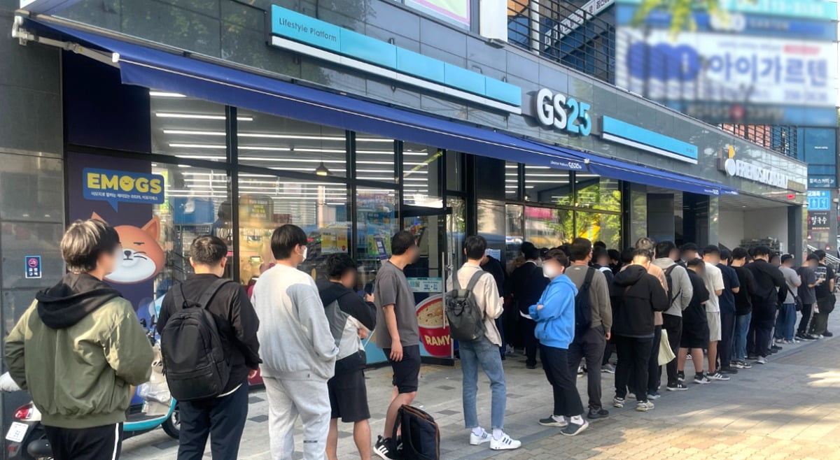 5월 3일 진행된 블루 아카이브 팝업스토어 행사에 고객들이 줄 서 있다. /사진=GS25 제공