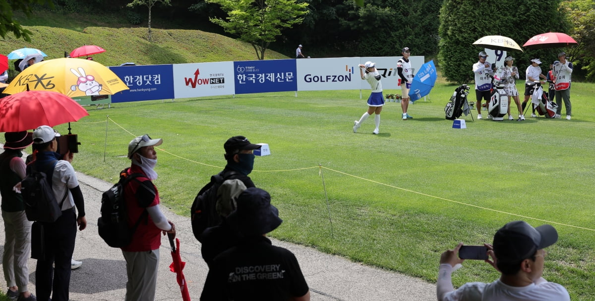 21일 경기 포천시 포천힐스CC에서 열린 한국여자프로골프(KLPGA)투어 ‘BC카드·한경 레이디스컵 2024' 2라운드 9번홀에서 박민지 선수가  티샷을 하고 있다./ 임대철 기자