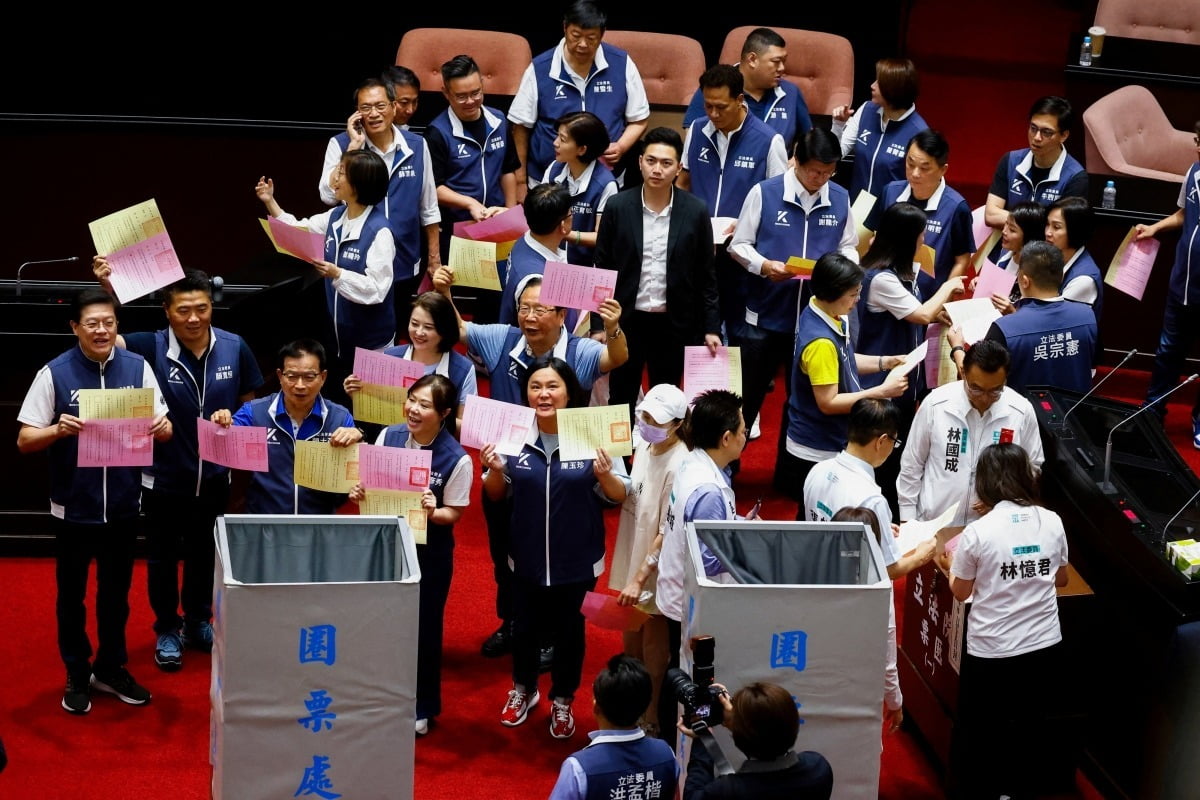 대만 국민당(야당) 의원들이 21일 의회에서 총통 권한을 제약하는 법안에 대한 행정부와 여당(민진당)의 재심의안(수정안)을 부결시킨 후 기뻐하고 있다. /로이터연합뉴스