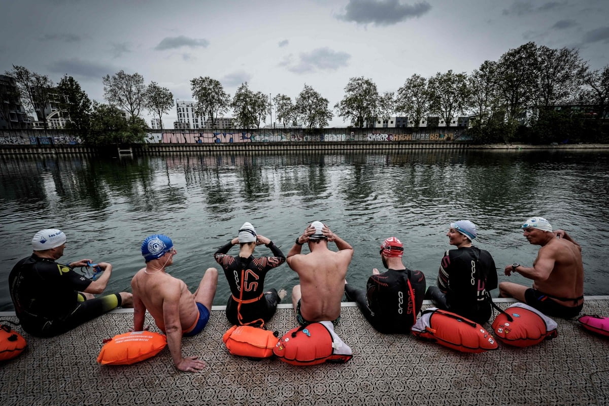 프랑스 센강에서 사람들이 수영을 준비하는 모습. /사진=연합AFP