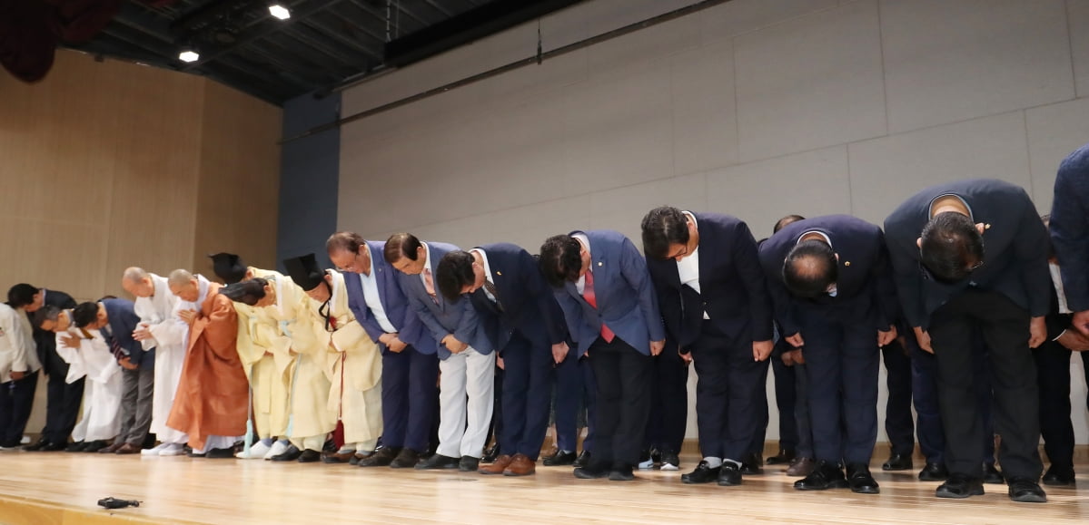 안병구 경남 밀양시장이 25일 오후 밀양시청 대강당에서 20년 전 발생한 '밀양 집단 성폭행 사건'과 관련해 사과문을 발표한 뒤 고개 숙여 사과하고 있다. 밀양시는 최근 유튜브를 통해 성폭행 사건 가해자들의 신상이 폭로되면서 지역에 대한 부정적인 정서가 확산함에 따라 이날 80여 개 시민단체가 참여한 가운데 사과문을 발표했다. /사진=뉴스1