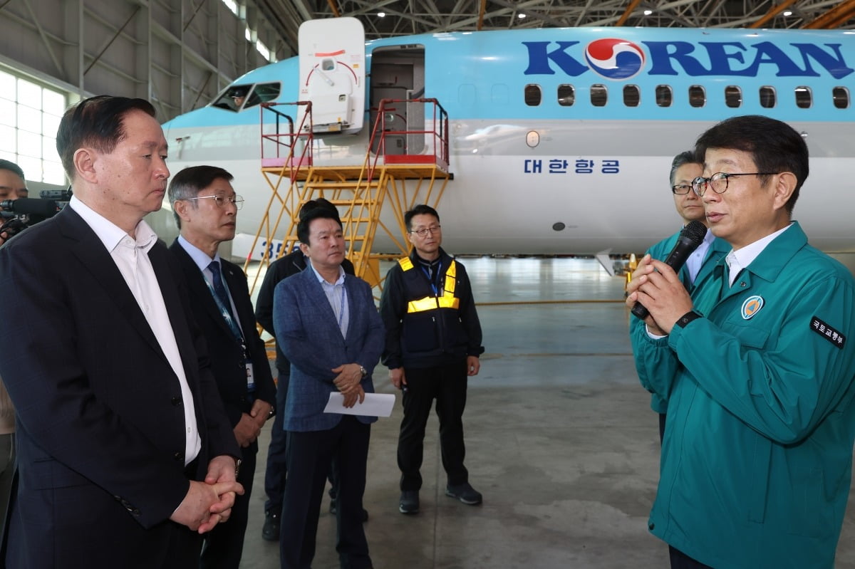 박상우 국토교통부 장관(오른쪽)이 26일 인천국제공항을 찾아 안전관리 점검을 하고 있다. 국토부 제공