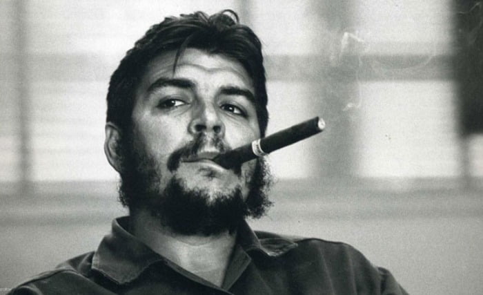 체 게바라(Che Guevara, 1928~1967)는 아르헨티나 출신의 사회주의 혁명가, 정치가, 의사, 저술가, 쿠바의 게릴라 지도자이다. ‘무언가를 위해 죽을 각오가 없다면, 인생을 살게 해줄 무언가도 가질 수 없을 것이다’는 말로 유명하다.