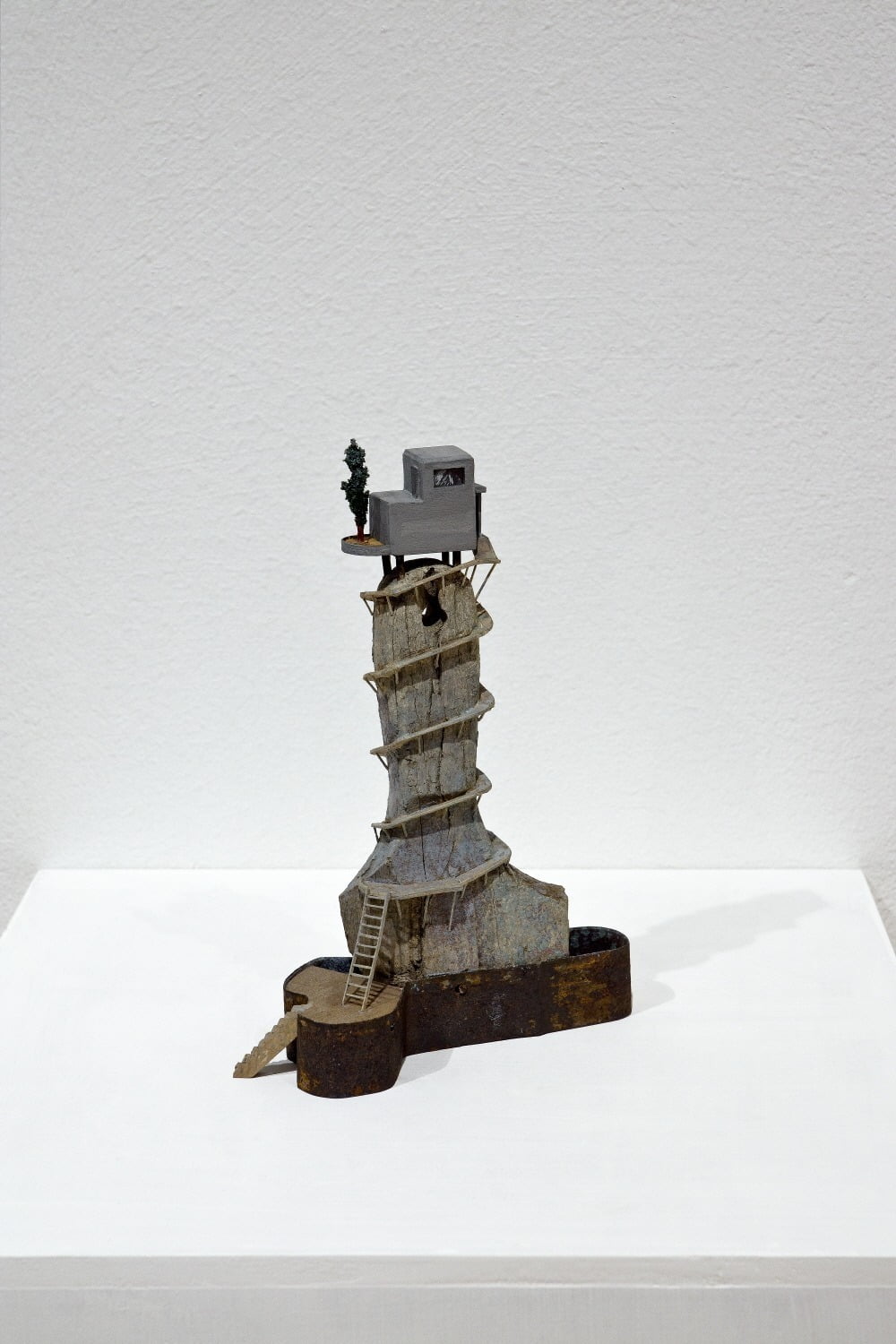 김을 < Untitled >, 혼합재료, 21x15x7cm, 2011