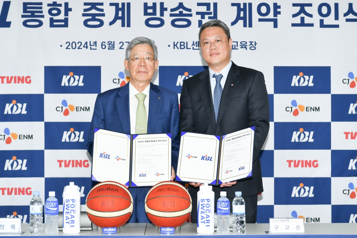 6월 27일 서울 강남구 KBL센터에서 열린 KBL 통합 중계 방송권 계약 조인식에 KBL 김희옥 총재(왼쪽), 구교은 카지노 주사위 게임 ENM 스포츠국장이 참석했다 /사진=카지노 주사위 게임 ENM 