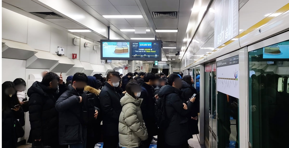 승객들로 붐비고 있는 김포골드라인 내부 모습. 연합뉴스