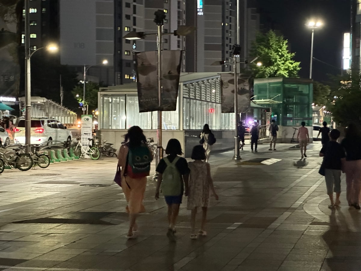 27일 밤 9시 20분 서울 강남구 대치동 한티역 인근에서 모든 학원 일정을 마친 뒤 귀가하는 학생들의 모습. 이혜인 기자