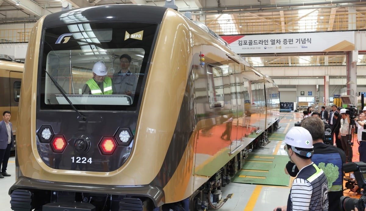 28일 경기도 김포시 양촌읍 김포골드라인 차량기지에서 증편 기념식을 마친 열차가 첫 운행에 나서고 있다. / 임대철 기자