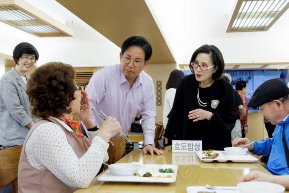 지난 5월 박강수 서울 카지노 슬롯머신청장이 용강동 효도밥상 2호점에서 점심식사를 하는 어르신의 이야기를 경청하고 있다. /사진=카지노 슬롯머신