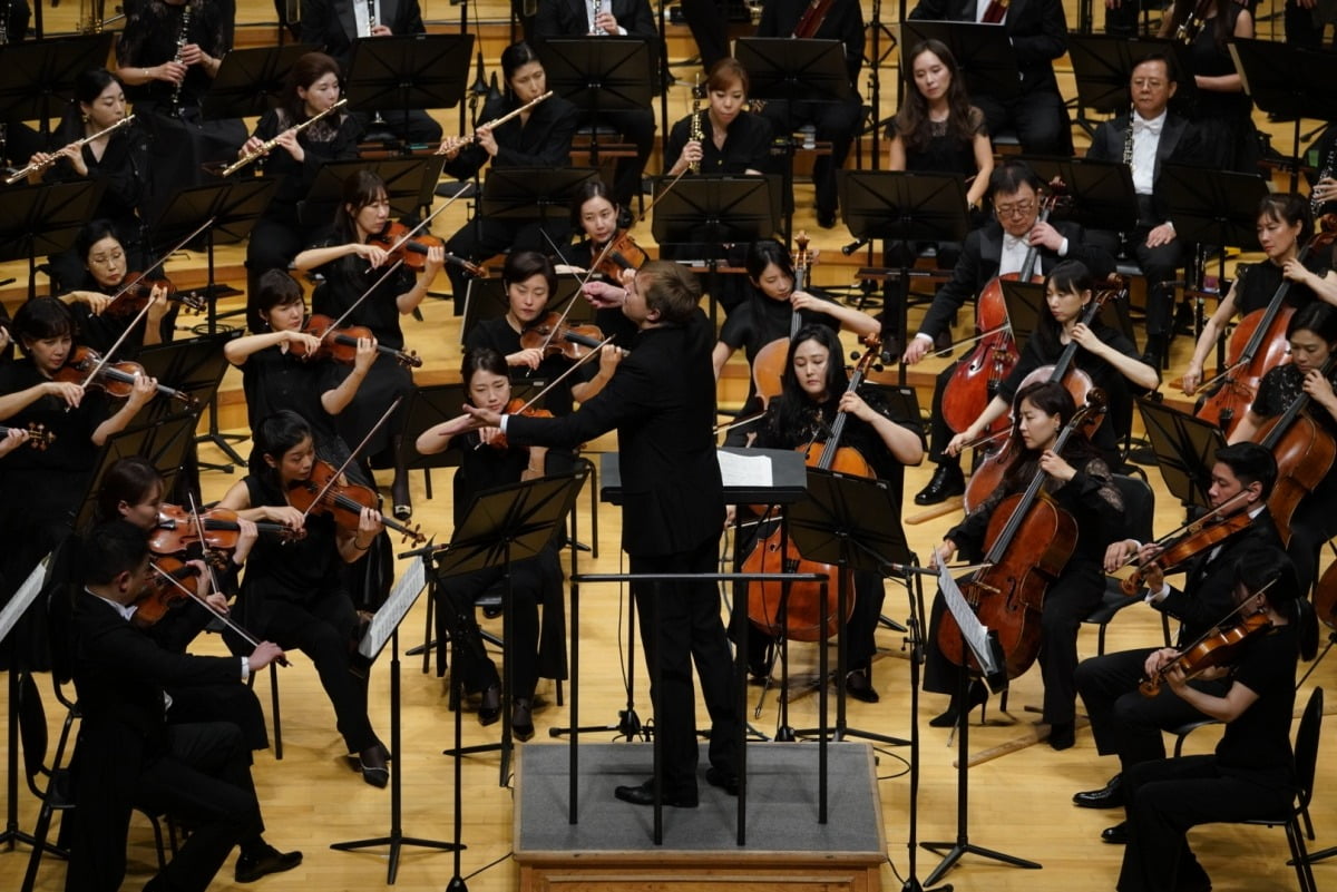 지휘자 바실리 페트렌코가 지난 28일 서울 잠실 롯데콘서트홀에서 서울시립교향악단 공연을 이끌고 있다. 서울시향 제공