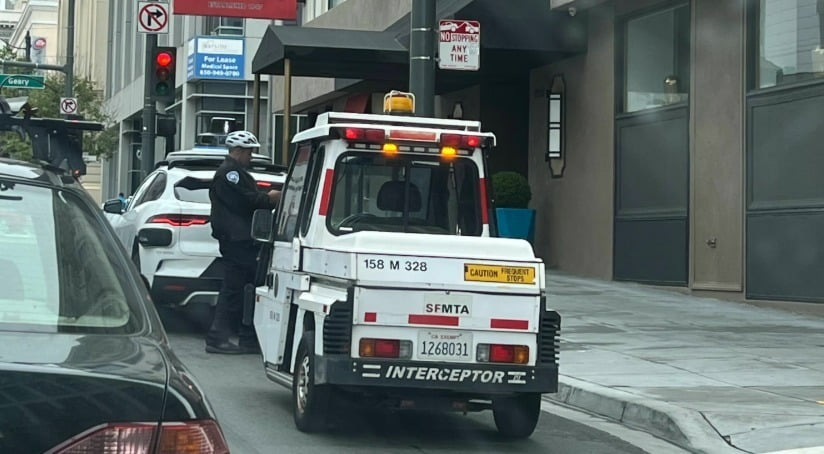 미국 샌프란시스코에서 경찰이 교통법규를 어긴 자율주행 차량을 단속하고 있다. / 사진=김영록의 테크인사이트