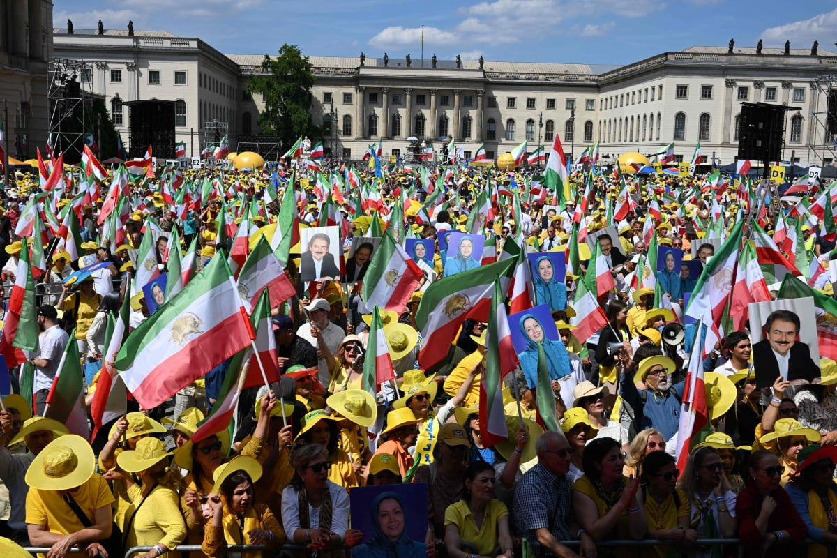 이란 출신 망명자들의 29일(현지시간) 독일 베를린에서 이란의 민주적 세속적 공화국 설립을 촉구하는 시위를 벌였다. 시위대 일부는 이란 정부 전복을 노리는 인민 무자헤딘(MEK)의 지도자 마수드 라자비의 사진을 들고 나왔다. /사진 =AFP