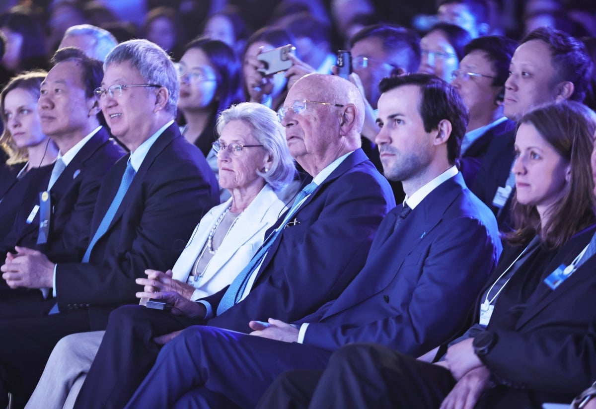 지난 27일 중국 다리안에서 열린 WEF 행사에서 클라우스 슈왑 회장(오른쪽에서 세 번째)이 참가자들과 함께 강연을 듣고 있다. /신화연합뉴스