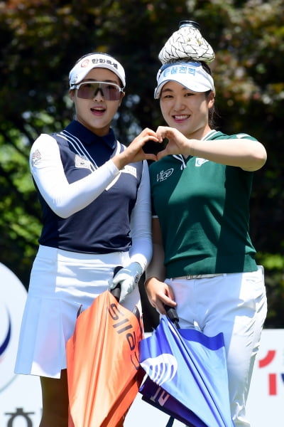 [포토] 김민주-최가빈, '기분 좋은 미소로 하트~' (BC카드·한경 레이디스컵 2024)