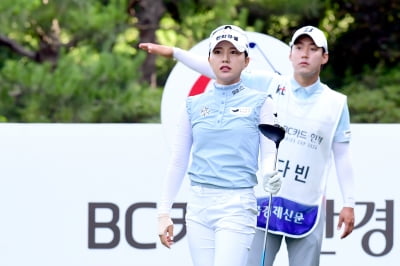 [포토] 허다빈, '느낌이 좋지 않아~' (BC카드·한경 레이디스컵 2024)