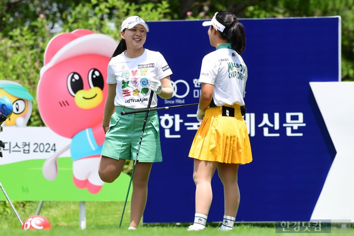 [포토] 이제영-전예성, '즐거운 수다' (BC카드·한경 레이디스컵 2024)