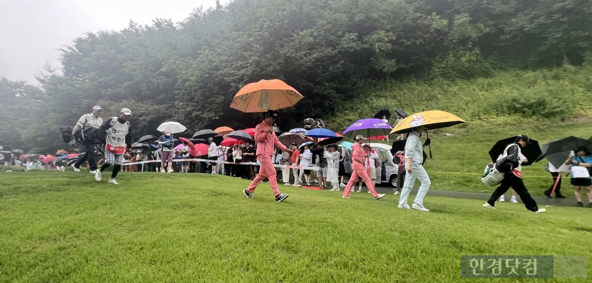 [포토] 궂은 날씨에도 대회장 찾은 구름 갤러리 (BC카드·한경 레이디스컵 2024)