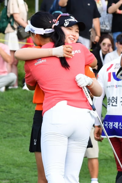 [포토] 박현경, '우승 후 윤이나와 포옹' (BC카드·한경 레이디스컵 2024)