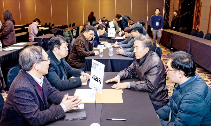 한국산업기술진흥원 직원들이 지난해 12월 서울 더케이호텔에서 열린 가상공학 플랫폼 구축 사업 성과 교류회에서 기업 관계자들과 회의하고 있다 /한국산업기술진흥원 제공 