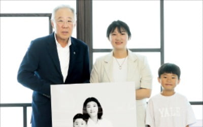 류진 한경협 회장, 군경 유가족에 '영웅의 가족사진' 선물