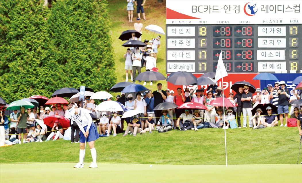 지난해 6월 경기 포천시 포천힐스CC에서 열린 한국여자프로골프(KLPGA)투어 ‘BC카드·한경 레이디스컵 2023’ 최종 라운드 18번홀 그린에서 박민지가 수많은 갤러리가 지켜보는 가운데 버디퍼트를 시도하고 있다.  최혁 기자 