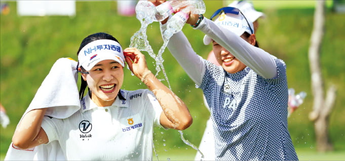 박민지가 9일 한국여자프로골프(KLPGA)투어 셀트리온 퀸즈 마스터즈 최종 3라운드 18번홀에서 우승을 확정한 뒤 축하 물세례를 받고 있다.  KLPGA 제공 