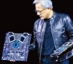 젠슨 황 엔비디아 최고경영자(CEO)가 인공지능(AI) 콘퍼런스 ‘GTC 2024’에서 신제품을 선보이고 있다.  한경DB 