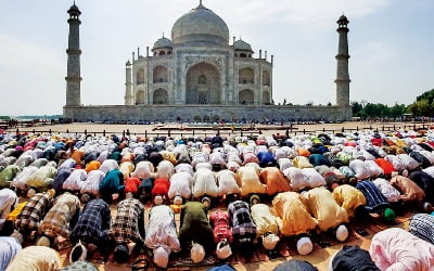 [포토] 타지마할로 몰려든 인도 무슬림