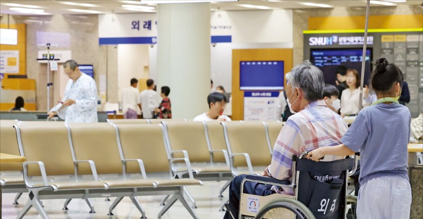 < 불안한 환자들 > 서울대의대 교수들이 무기한 휴진에 들어간 17일 경기 성남시 분당서울대병원 로비의 환자 대기석이 대부분 텅 비어 있다.   임대철 기자 