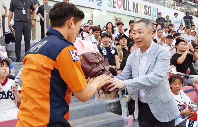 [포토] 박정원 두산그룹 회장, 순직 소방관 유가족 지원