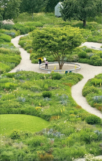 3만여 종의 야생 식물이 조화를 이루는 ‘우돌프 정원’(2020)은 주변 건축 유산들의 아름다운 산책로가 된다.  비트라 제공 
 