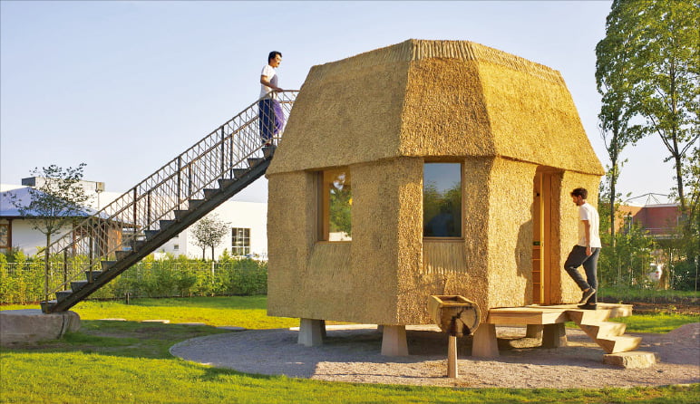 일본 건축가 쓰요시 테인이 건축한 ‘테인 가든 하우스’(2023). 나무와 초가, 밧줄 등 자연의 재료로만 지어져 정원사들의 휴식 공간으로 쓰인다.  비트라 제공  
