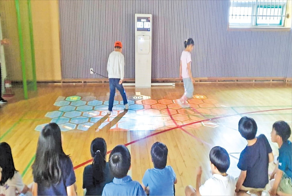 지난 10~14일 서울 독립문초등교에서 진행된 마약 예방 캠페인 행사에서 학생들이 증강현실(AR) 프로그램을 활용한 마약 예방 펌프 게임을 즐기고 있다. /서울시교육청 제공 