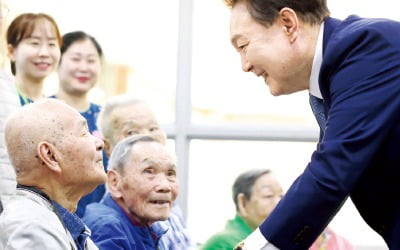 [포토] 수원보훈요양원 찾은 윤 카지노 승률 "영웅들 기억하겠습니다"