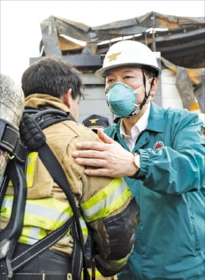 윤석열 대통령이 24일 경기 화성시 리튬전지 제조업체 아리셀 공장의 화재 현장을 찾아 소방관들을 격려하고 있다.  대통령실 제공 