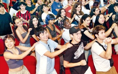 [포토] 고려대 응원 배우는 외국인 학생들