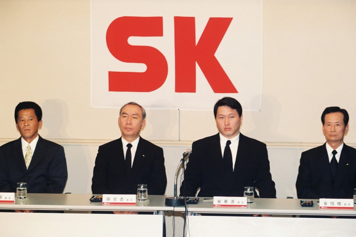 1998년 9월 1일 SK는 최태원 회장을 SK(주) 대표이사 회장으로 선임했다.  /사진=한국경제신문