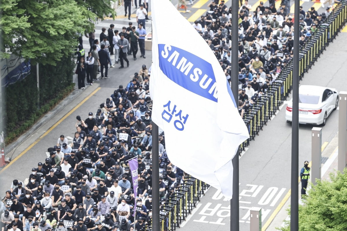 5월 24일 오후 서울 서초구 삼성전자 사옥 앞에서 전국삼성전자노동조합 '5.24 가자! 서초로!' 문화행사가 열리고 있다. 사진=한국경제신문