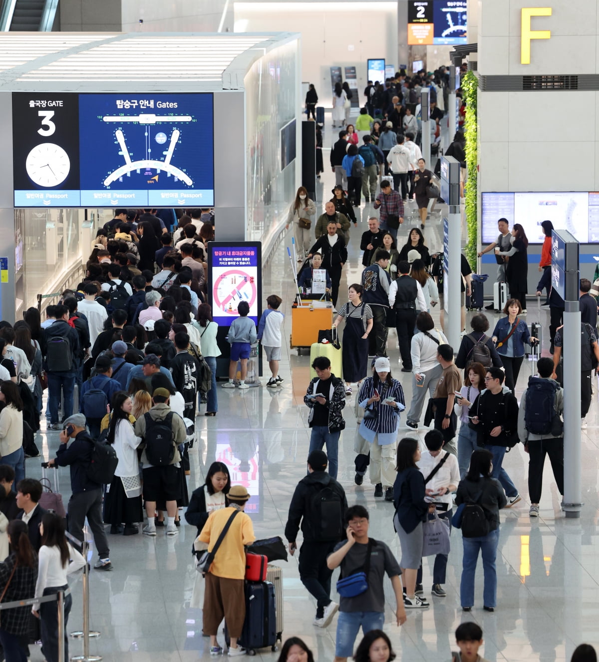 지난 5월 3일 황금연휴 기간을 맞아 인천국제공항 1터미널 출국장이 인파로 붐비고 있다. 사진=한국경제신문