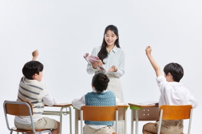 한때 희망직업 1위였는데···신규교사 월급 227만원, 최저임금과 1천원 차이