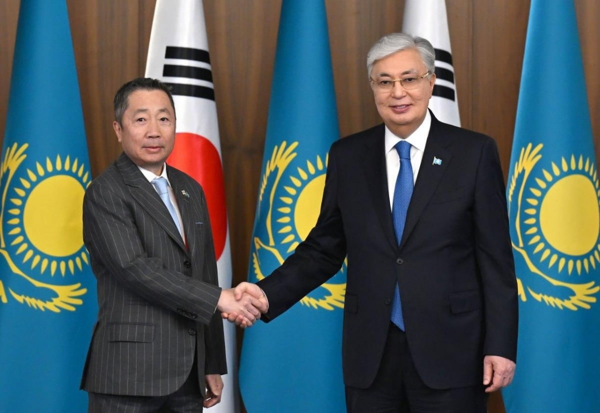 박정원 두산그룹 회장(왼쪽)이 카심 조마르트 토카예프 카자흐스탄 대통령과 면담에 앞서 악수를 나누고 있다. 사진=두산그룹