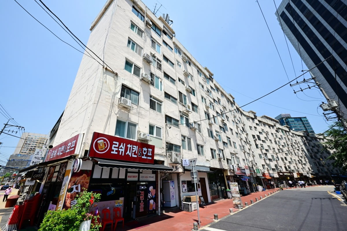 1972년 6월 완공된 서울 서대문구 미근동에 위치한 서소문아파트의 1층에는 아파트만큼이나 오래된 노포들이 자리해 있다.  