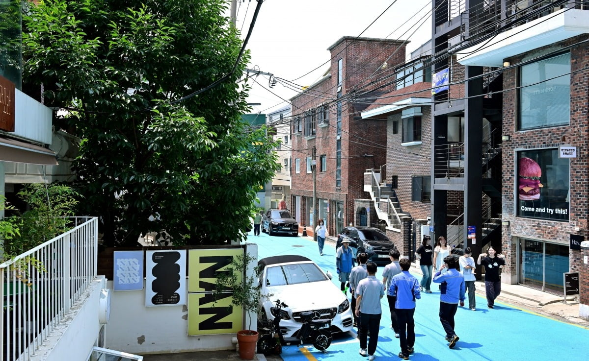 서울시 마포구 합정역 7번 출구 인근 상권./김기남 기자