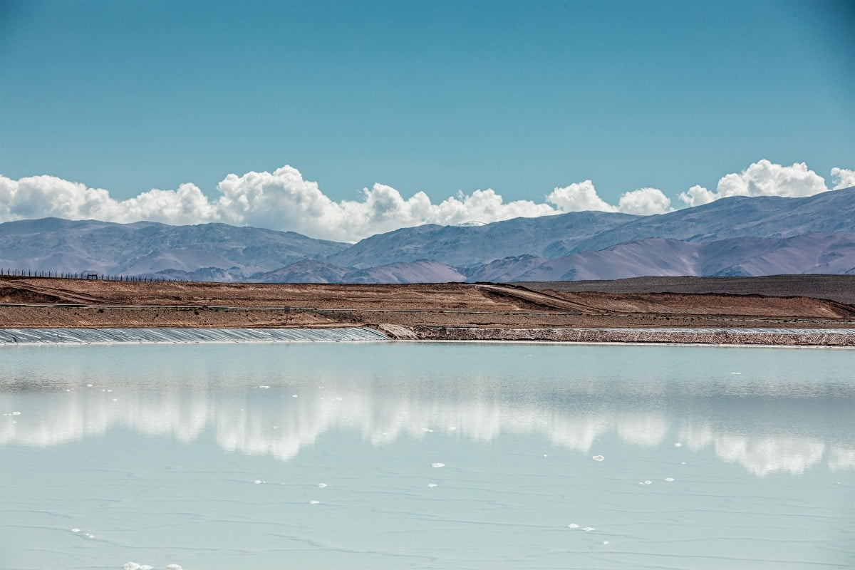 아르헨티나 옴브레 무에르토(Hombre Muerto) 염호에서 뽑아올린 리튬 염수를 저장하는 포스코그룹의 염수 폰드(pond) 전경. 사진=포스코홀딩스
