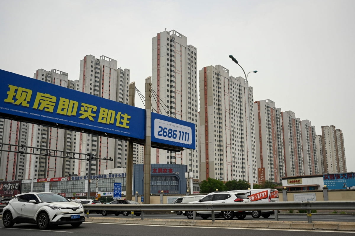 6월 5일 중국 톈진에서 '입주 준비 아파트'라고 적힌 광고판 뒤로 주택 단지가 보인다. 사진=연합뉴스